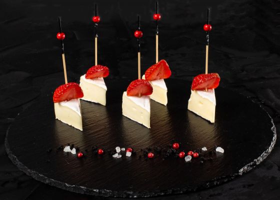 Сыр камамбер в пудре из оливок с клубникой