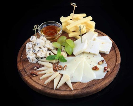 Сырная композиция в сопровождении с имбирной малиной
