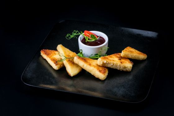 Жареный сулугуни в тесте с клюквенным соусом