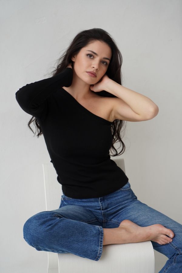 Кофта на одно плечо черная