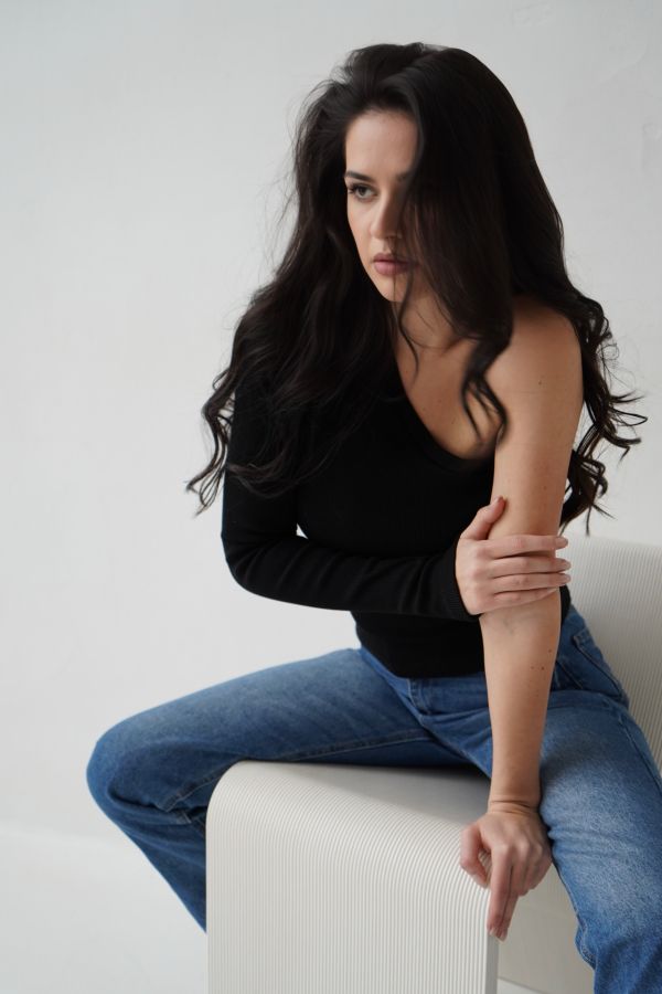 Кофта на одно плечо черная