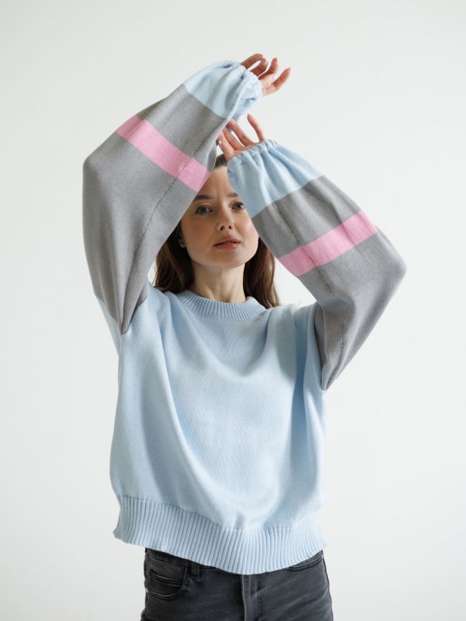 Свитер голубой с полосками на рукавах