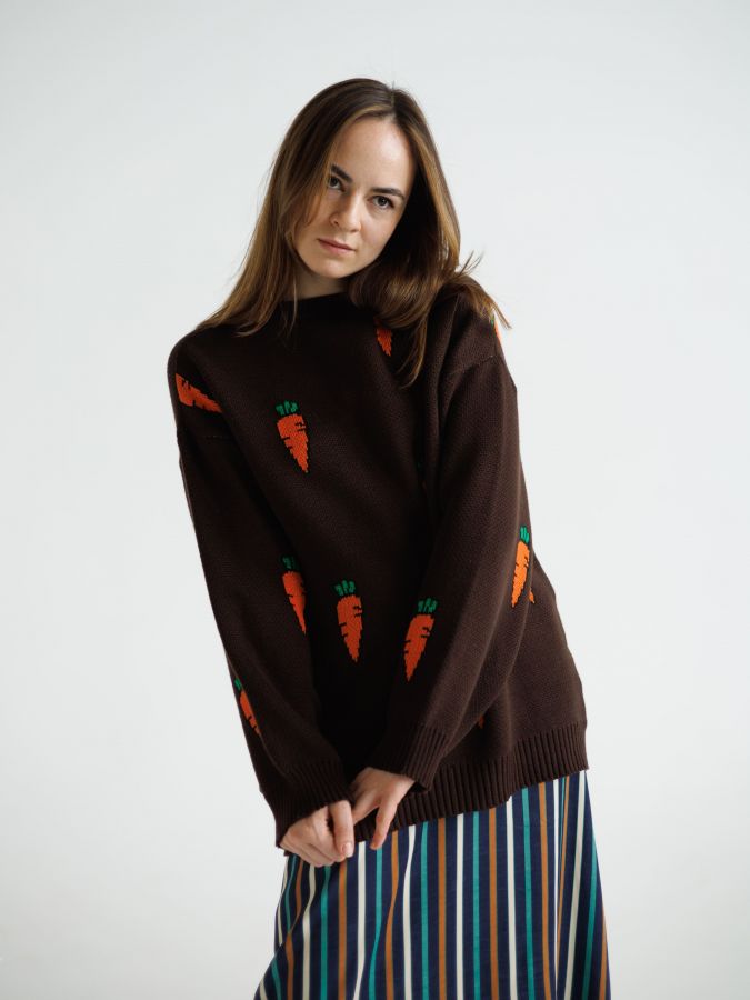 Свитер с морковками шоколад