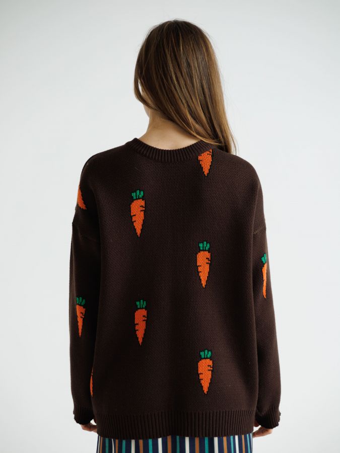 Свитер с морковками шоколад