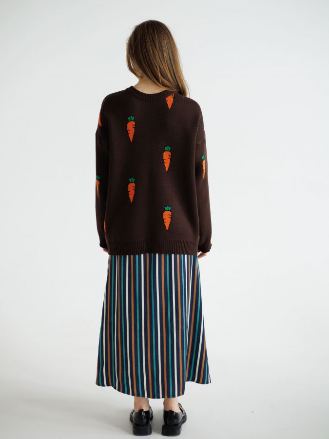 Свитер с морковками шоколад