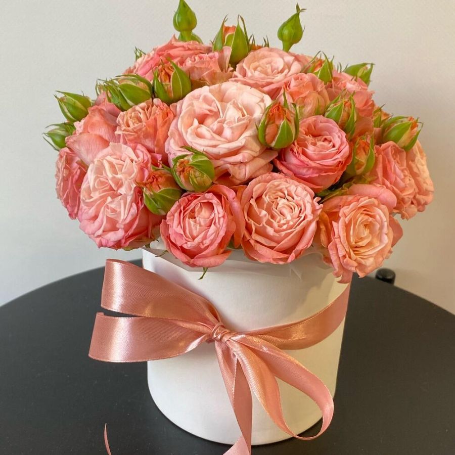 Кустовые пионовидные розы в шляпной коробке