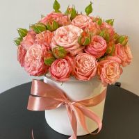 Кустовые пионовидные розы в шляпной коробке