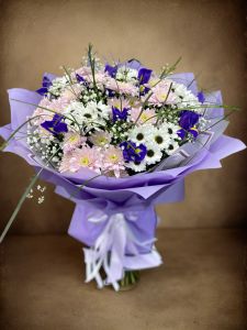 Букет из ириса и сантини, хризантем и зелени