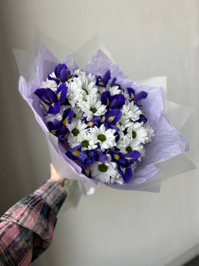 Букет с ирисами и ромашковой хризантемой