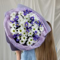 Сборный букет из хризантем и ирисов