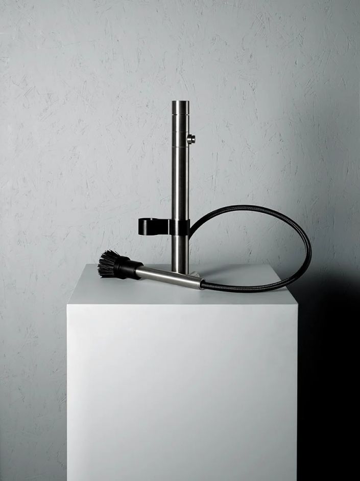 Кухонный смеситель Quadro design Kitchen Inox 400 с выдвижным изливом и комплектом «гидрощетка» ФОТО