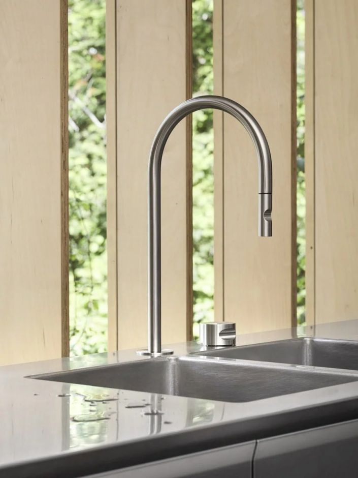 Кухонный смеситель Quadro design Kitchen Inox 463.23.700 с выдвижным изливом ФОТО