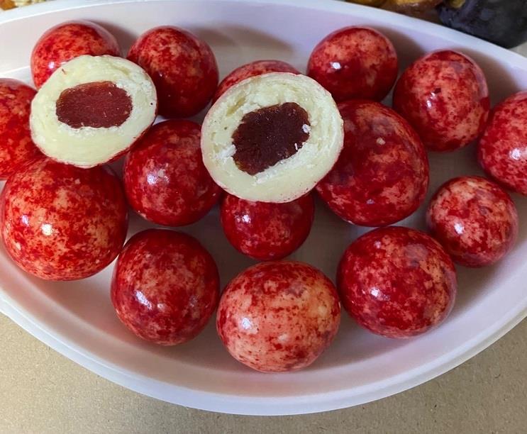 Клубника КРАСНАЯ в белом шоколаде