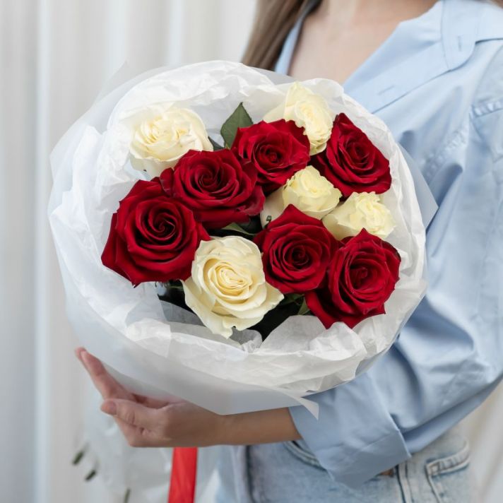 Красная и белая роза от 11 шт