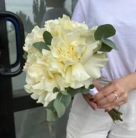 Свадебный букет с французскими розами и эвкалиптом