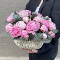 19 пионов в корзинке с зеленью
