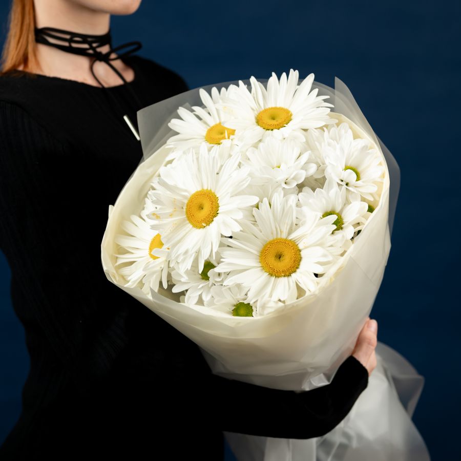 Букет из 5 ромашек и 2х хризантем