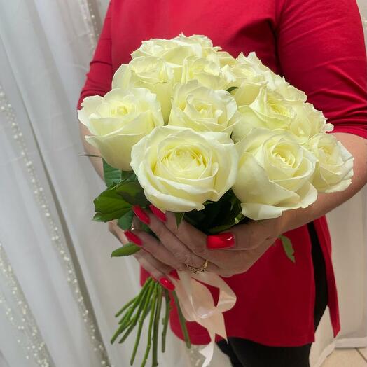 15 белых роз длины 40 см под ленту