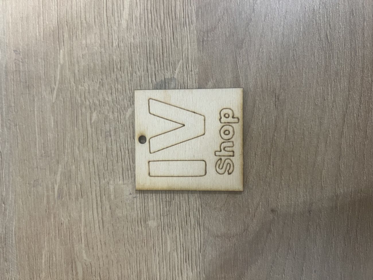 Деревянный брелок IV Shop