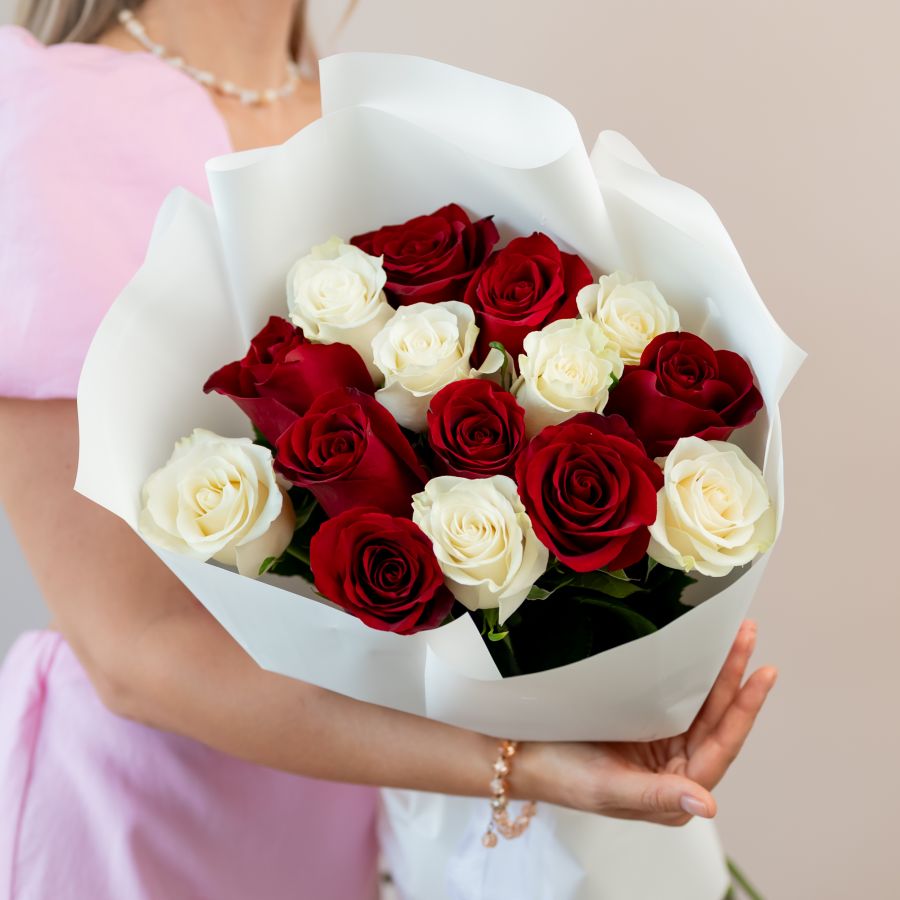 Красные и белые розы 15 шт