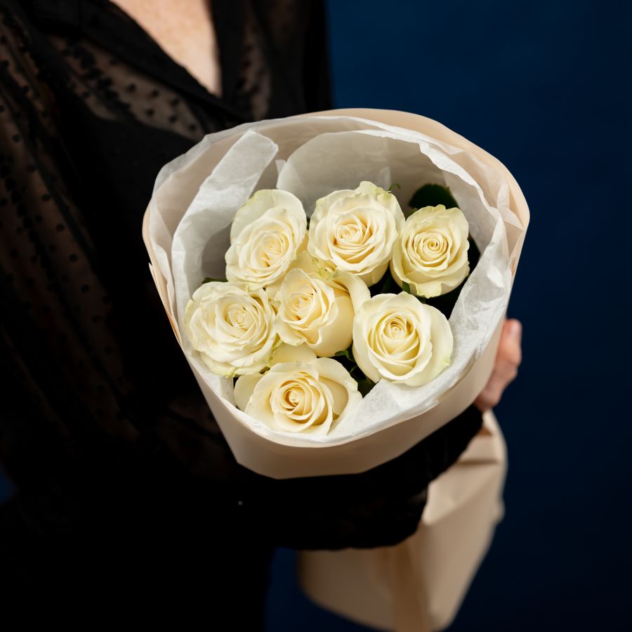 7 белых роз 60см (сорт Мондиаль)