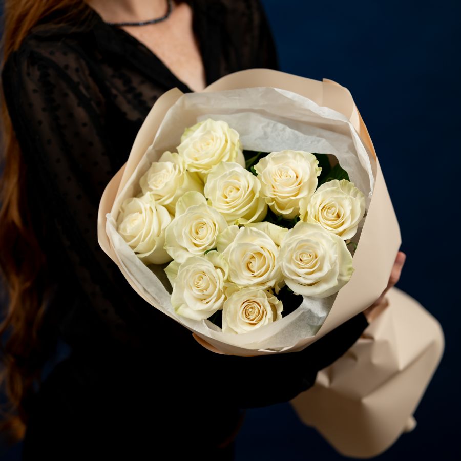 11 белых роз 60см (сорт Мондиаль)