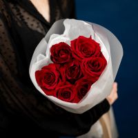 7 красных роз 60см эксплорер