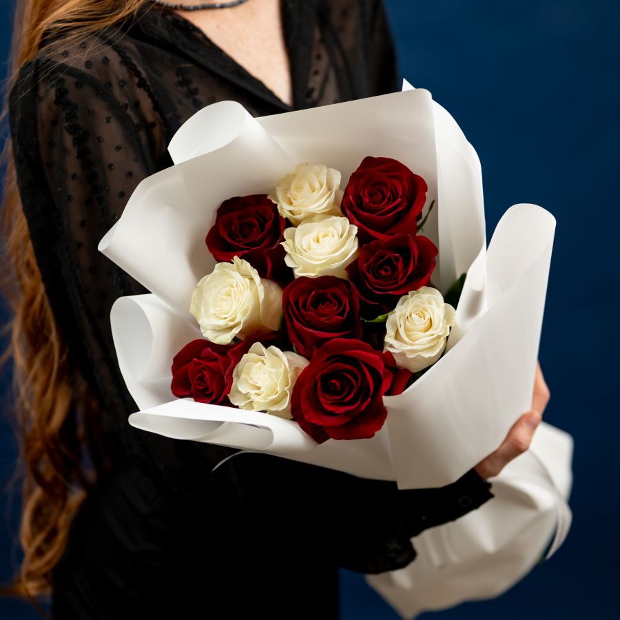 11 красных и белых роз (60см)
