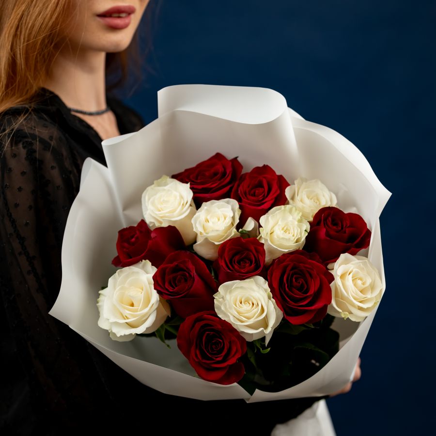15 красных и белых роз (60см)