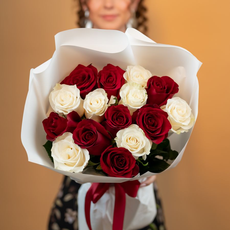 Красные и белые розы 15 шт