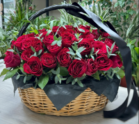 Корзина из 60 кенийских роз 40 см