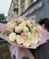 Букет из 25 кенийской розы 40 см и эустомы