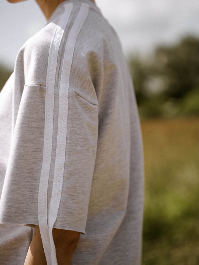 Футболка оверсайз серая с лампасами