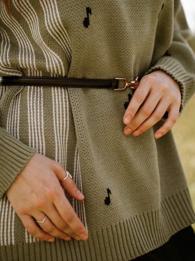 Свитер зеленый с нотами