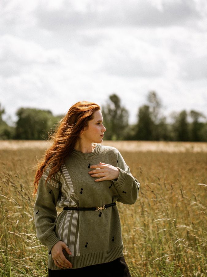 Свитер зеленый с нотами