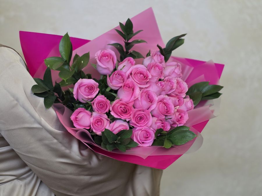 25 розовых роз