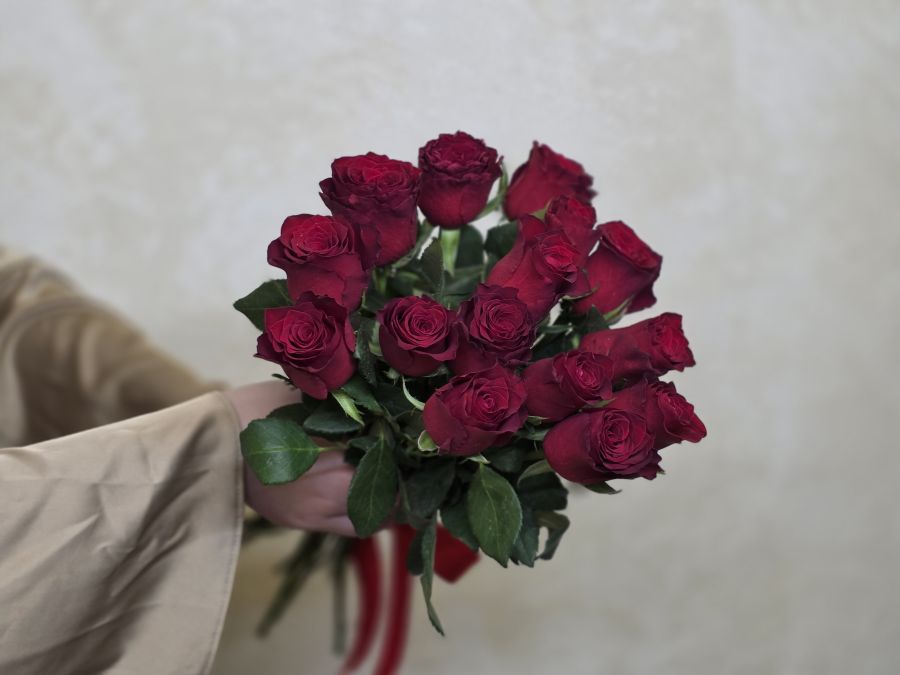 15 красных роз