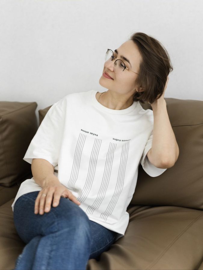 Футболка "Выше звука" молочная