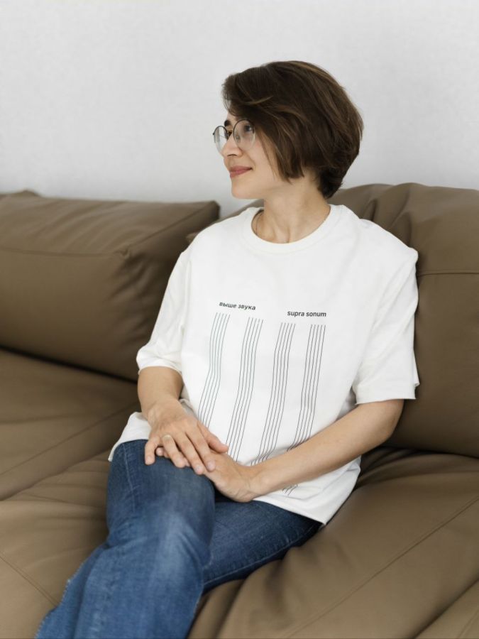 Футболка "Выше звука" молочная