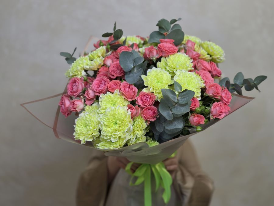 Букет из кустовой розы, хризантем и эвкалипта