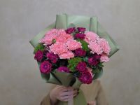 Букет из диантусов, кустовых роз и хризантем