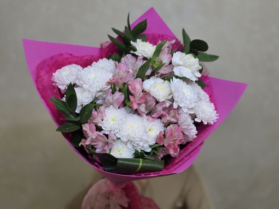 Сборный букет из кустовых хризантем, гвоздик и альстромерий