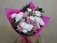 Сборный букет из кустовых хризантем, гвоздик и альстромерий