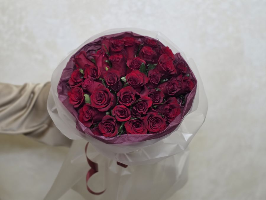 31 красная роза в упаковке