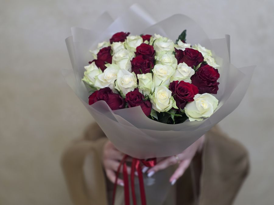 Букет из 31 бело-красной розы