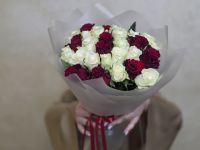 Букет из 31 бело-красной розы