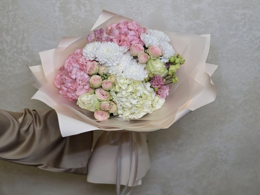 Сборный букет из гортензий, роз и эустом