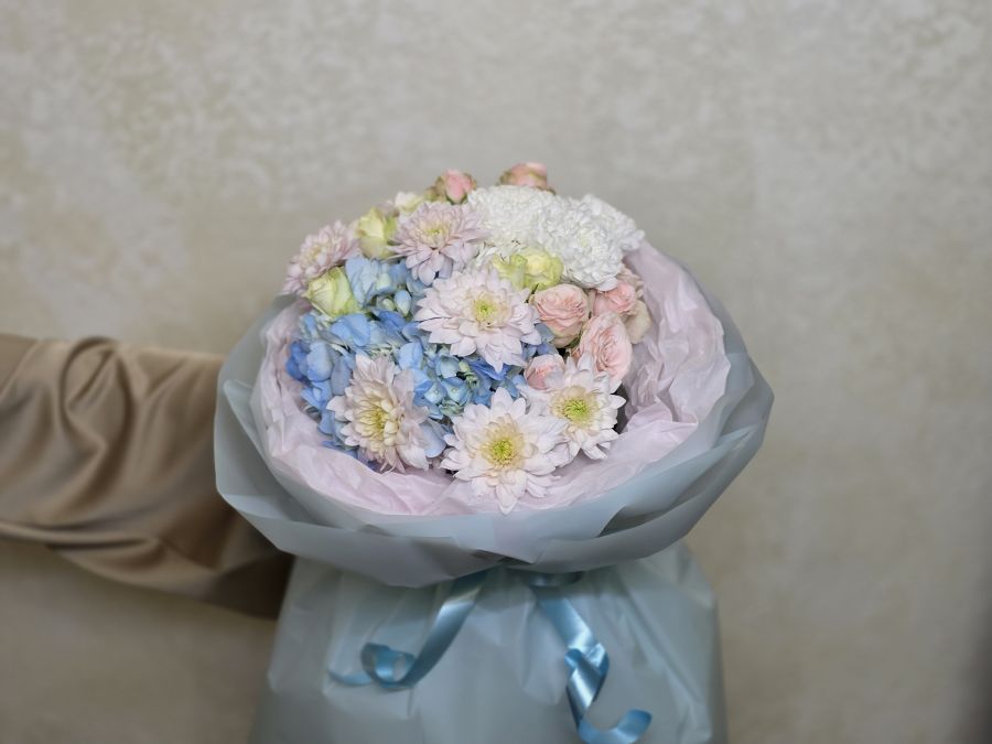 Сборный букет из роз, хризантем и гортензии