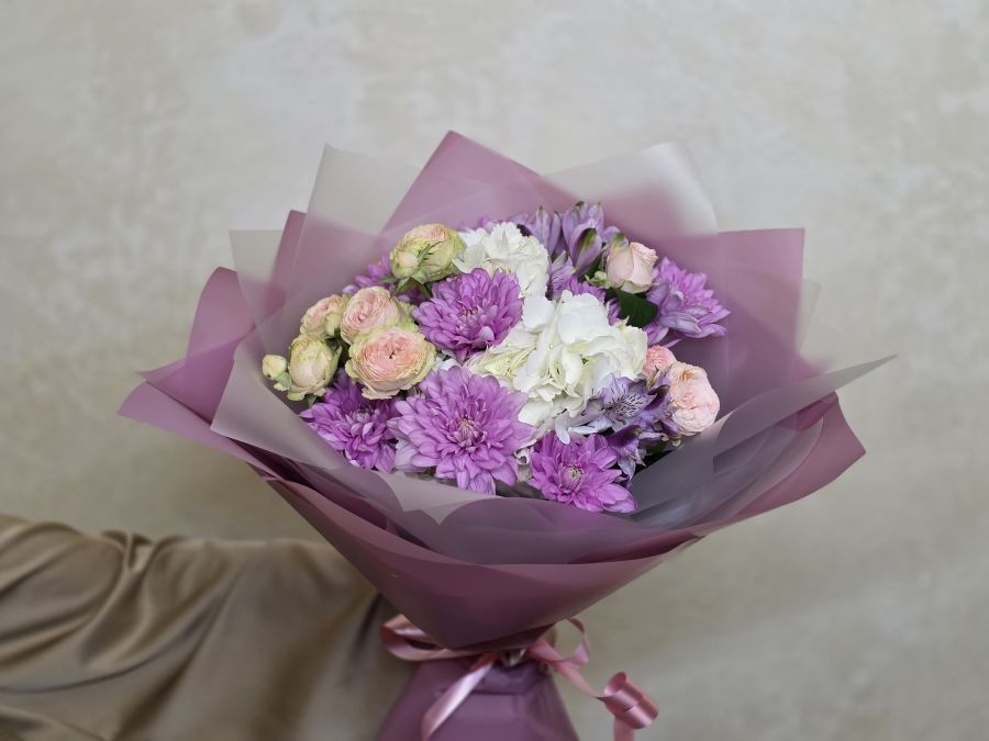 Сборный букет из кустовой розы, альстромерий, гортензии и хризантем