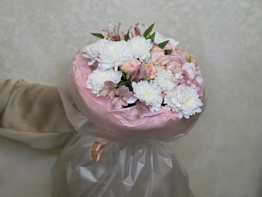 Сборный букет из хризантем, кустовых роз и альстромерий